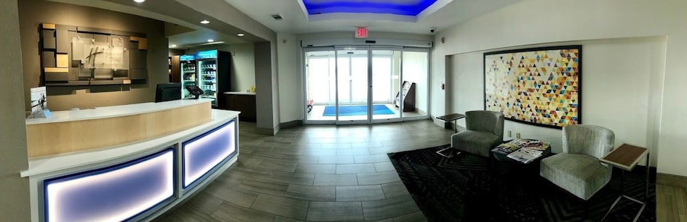 Holiday Inn Express Hotel & Suites Decatur by IHG - photo 2