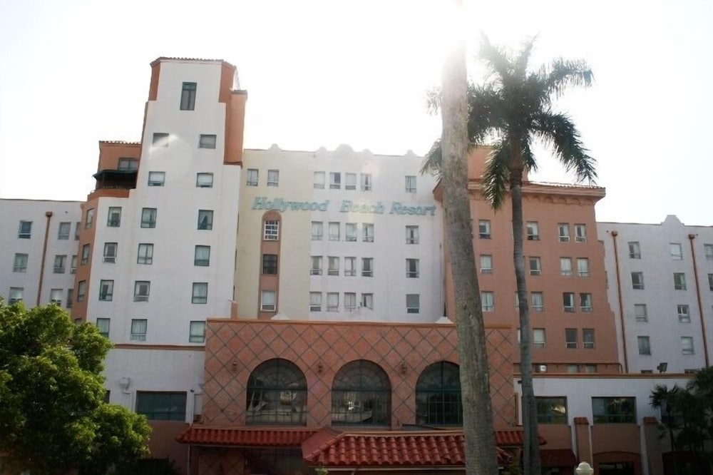 Hollywood Beach Resort Large Studio Sleeps 4 - photo 17