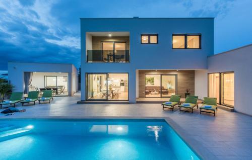 Modern Villa OL&JU for 9 persons in Pula only 1.5 km from the beach with Pool Heating — 4-Star Luxury Hotel in Pula, Croatia