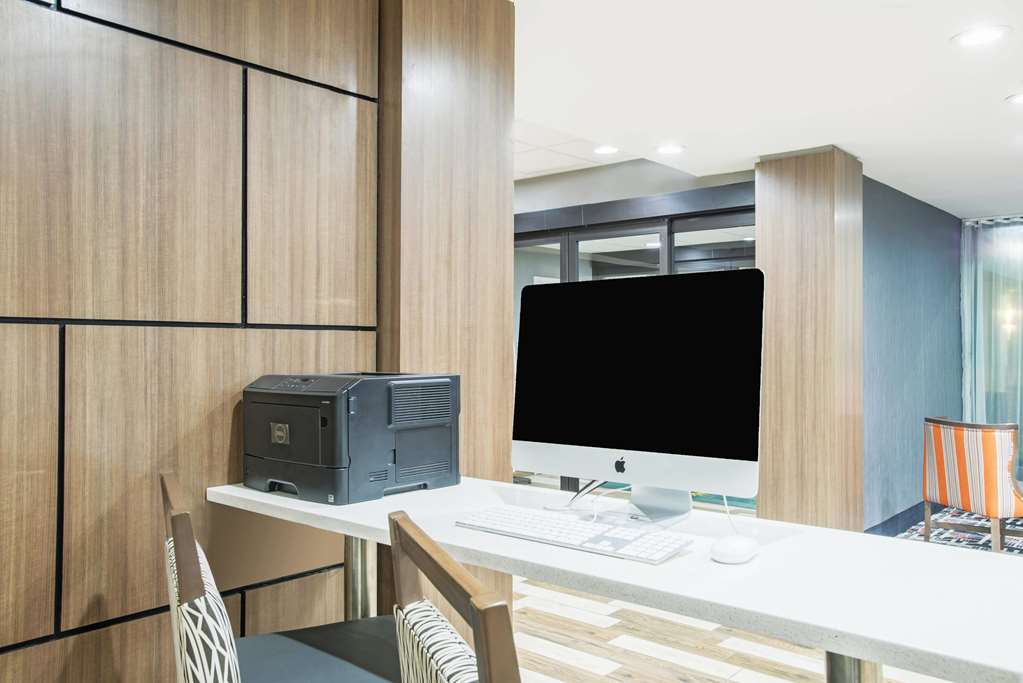 La Quinta Inn & Suites by Wyndham DC Metro Capital Beltway - photo 86