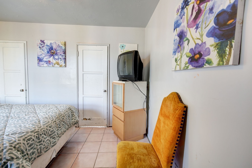 Pavilions Motel - photo 15