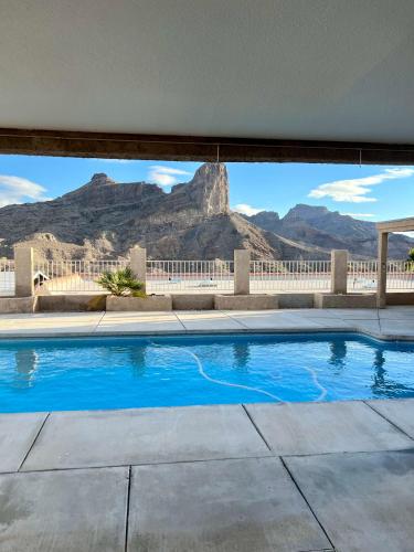Parker Strip pool house with game room — 4-Star Luxury Hotel in Parker, United States