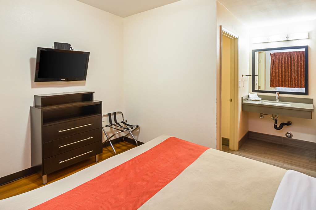Motel 6 on Maple - photo 8