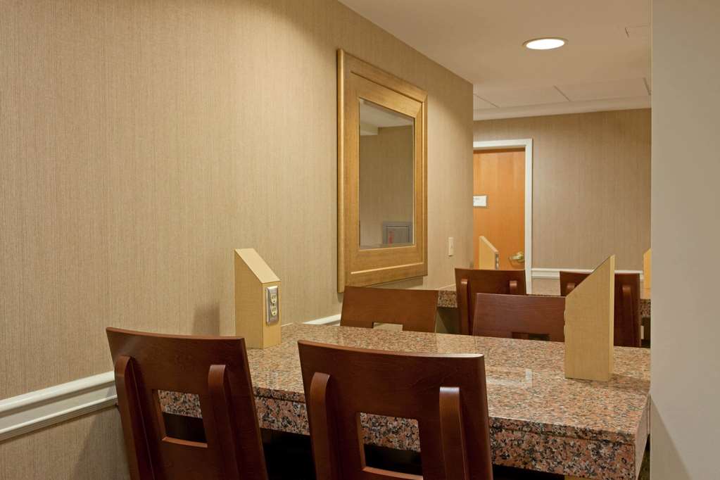 La Quinta Inn & Suites by Wyndham Boston Somerville - photo 6