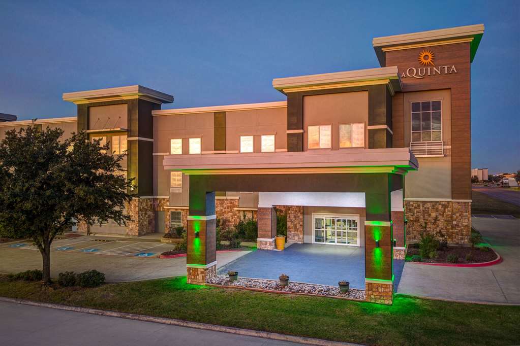 La Quinta Inn & Suites by Wyndham Ft. Worth Forest Hill TX - photo 4