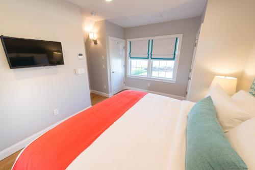 The East Island Reserve Hotel - photo 75