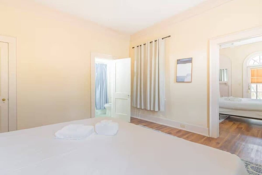 Midtown Magic Back Unit 10mins To Downtown — 4-Star Luxury Hotel in Columbus, United States