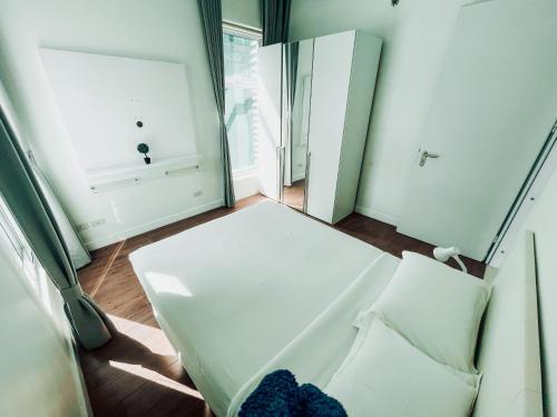 Full Serviced Residential Apartment in Uptown BGC — 4-Star Luxury Hotel in Manila, Philippines