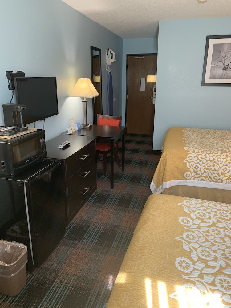 Days Inn by Wyndham Greenwood SC - photo 11