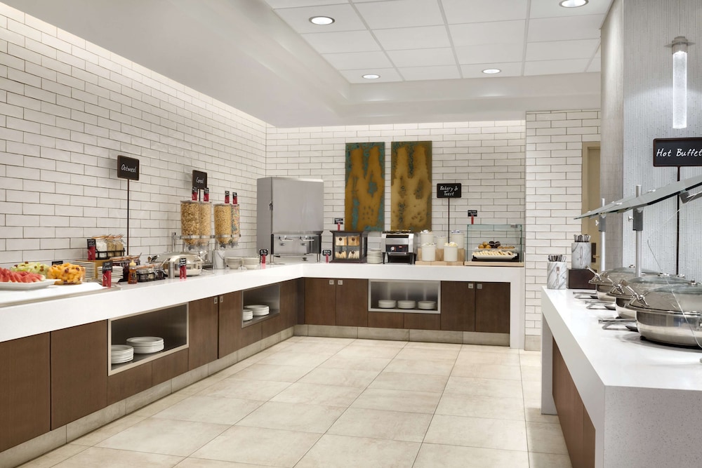Embassy Suites by Hilton San Antonio Airport - photo 37