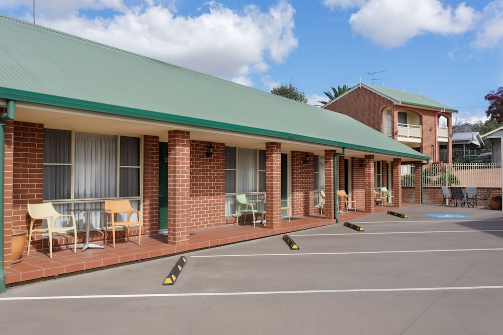 Roseville Motel & Apartments — 4-Star Luxury Hotel in West Tamworth, Australia