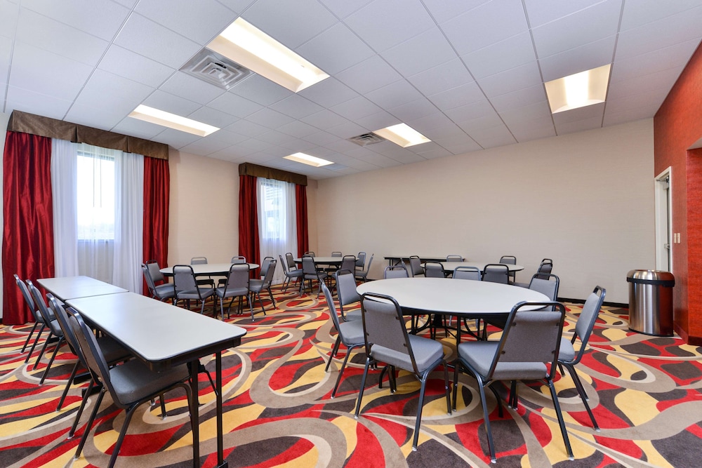 Hampton Inn & Suites California University Pittsburgh - photo 38