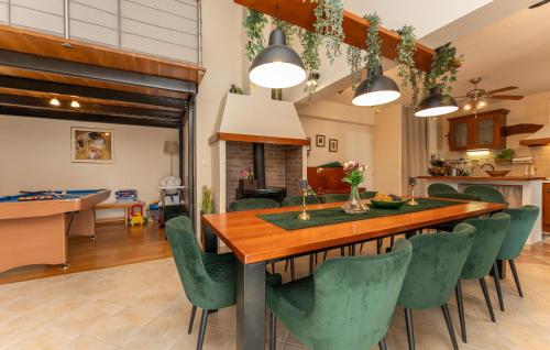 Stunning Home In Donji Zemunik — 5-Star Luxury Hotel in Zemunik Donji, Croatia