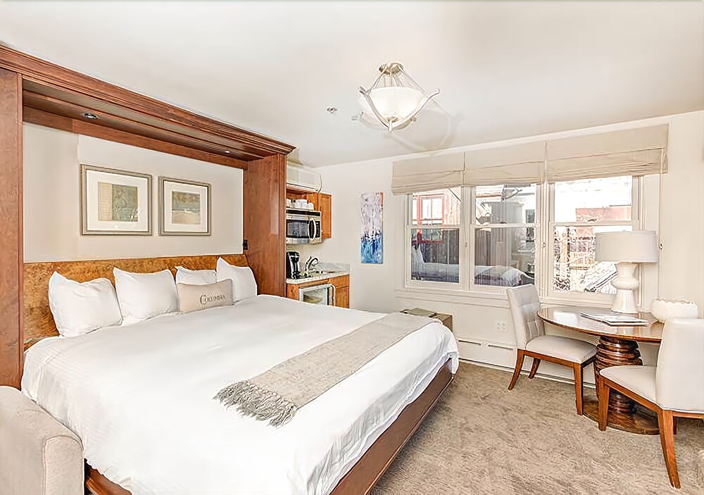 Columbia Hotel - photo 10
