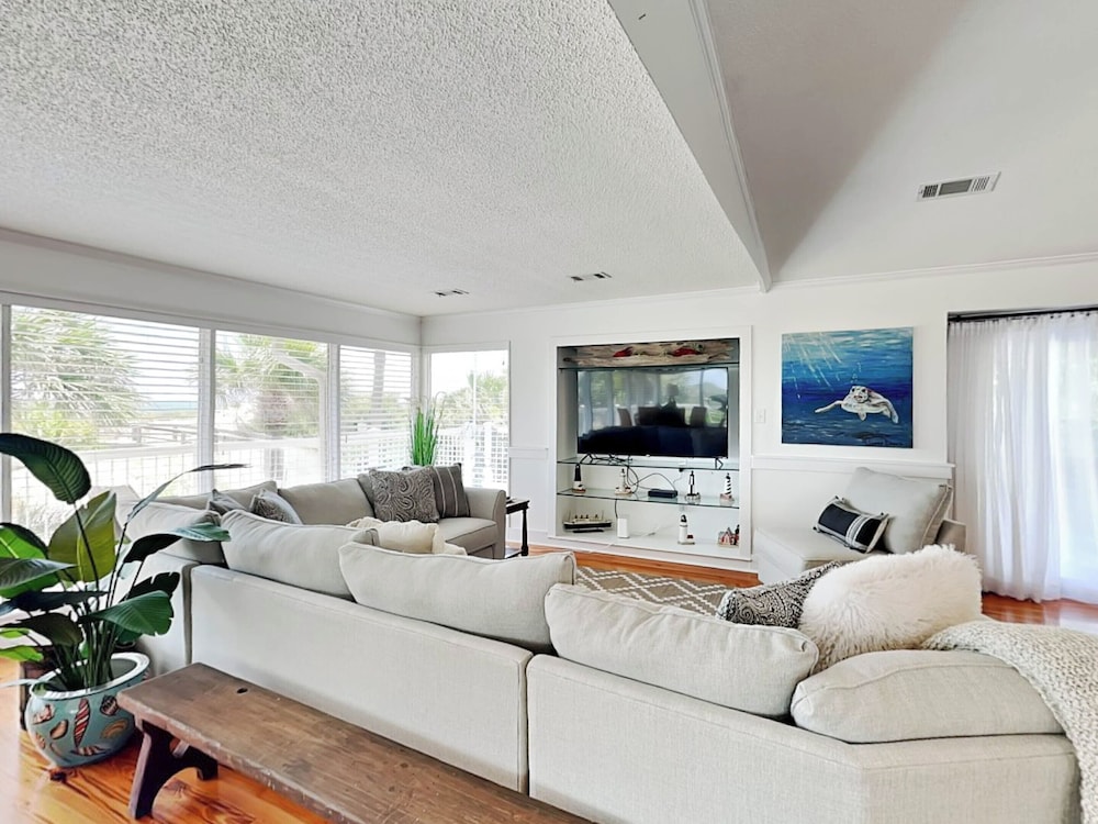 Oceanside Unit A by Tybee Vacation Rentals — 4-Star Luxury Hotel in Tybee Island, United States