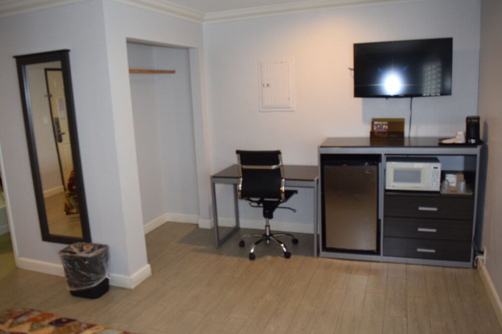 Deluxe Inn Hawthorne - photo 7