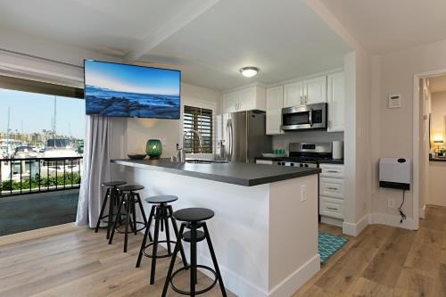 106B New Renovation Huge Patio with Harbor View in Oceanside, United States