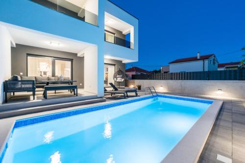 Villa Nelly — 4-Star Luxury Hotel in Privlaka, Croatia