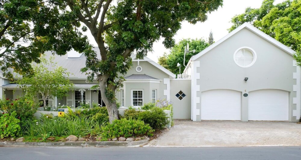 Laurel Cottage Self catering Suites — 4-Star Luxury Hotel in Paarl, South Africa