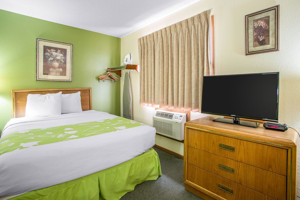Econo Lodge Inn and Suites Dubuque - photo 12