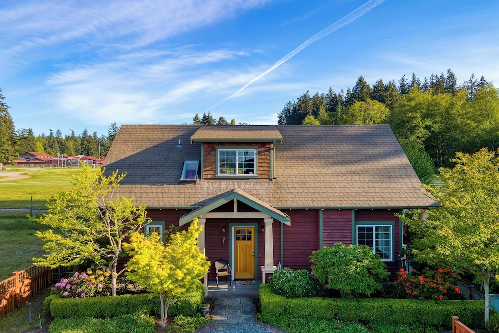 Sunny Backyard Fireplace Coastal Access in Peaceful Neighborhood Near Shopping - carbon neutral hotel in Langley