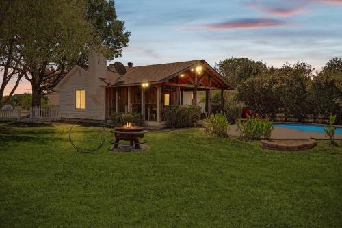 3BD Farmhouse Country Living Pool Patio Firepit — 4-Star Luxury Hotel in Mckinney, United States