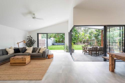 Black Cockatoo Oceanstays Pet Friendly — carbon neutral stay, Yamba