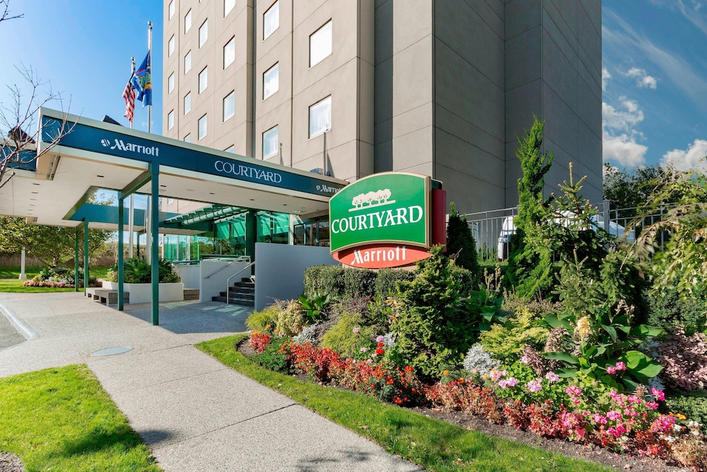 Courtyard by Marriott New York JFK Airport - photo 39