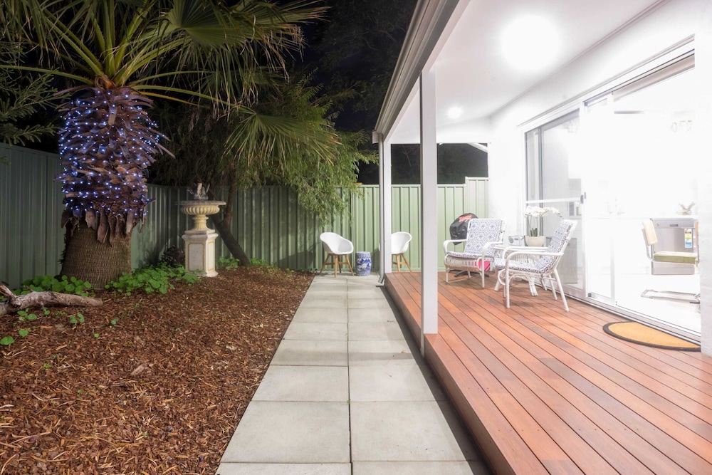 Beautiful Pet Friendly 1BR Cottage With Patio — 4-Star Luxury Hotel in North Perth, Australia