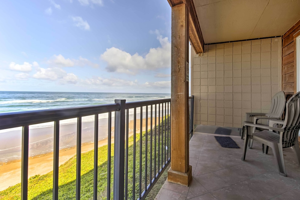 Beachfront Lincoln City Condo Patio and Pool Access — 4-Star Luxury Hotel in Lincoln, United States
