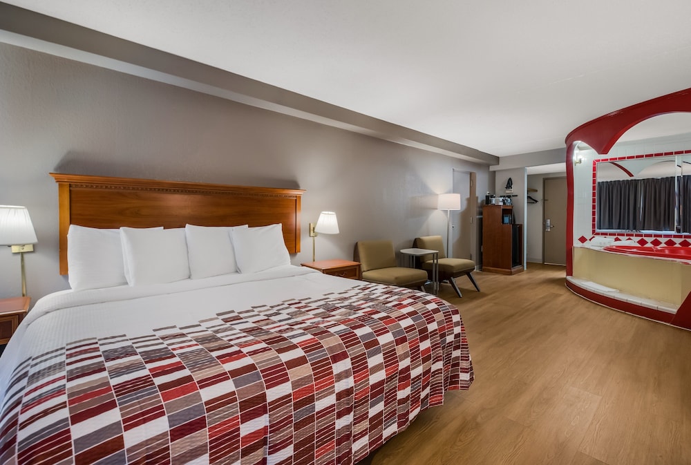 Red Roof Inn & Suites Newark University - photo 17