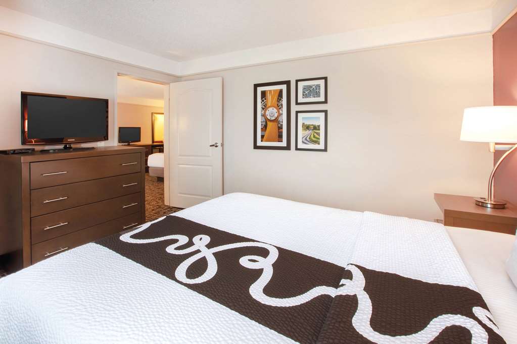 La Quinta Inn & Suites by Wyndham Cincinnati Airpt Florence - photo 13