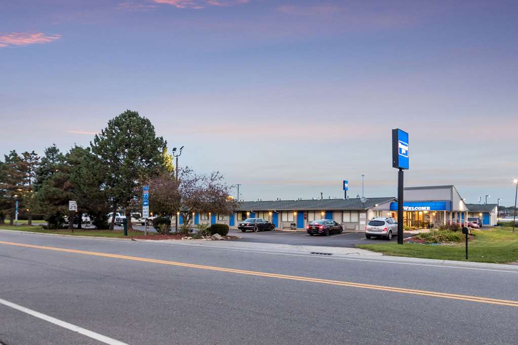 Rodeway Inn Near Hall of Fame - photo 7