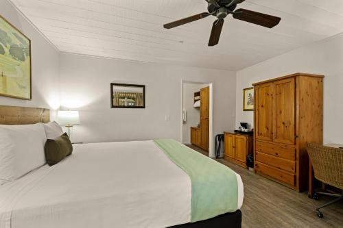 El Pueblo Inn - photo 8