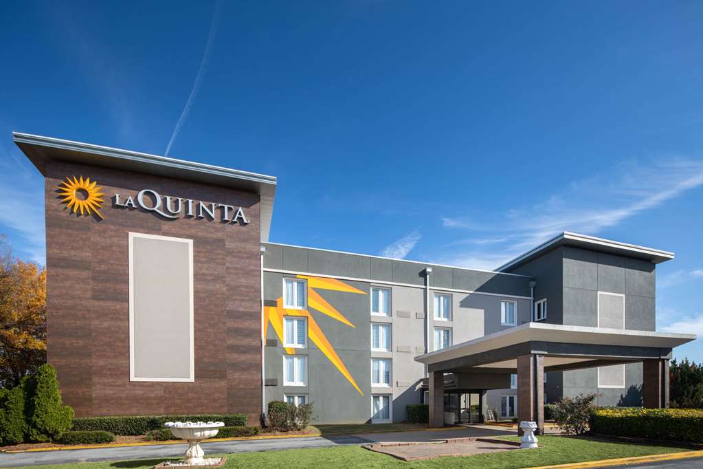 La Quinta Inn & Suites by Wyndham Atlanta Airport South in College Park, United States