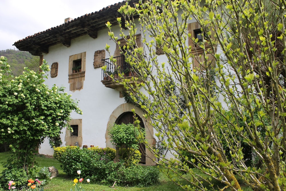 Casona De Treviño — hotel in Camaleno