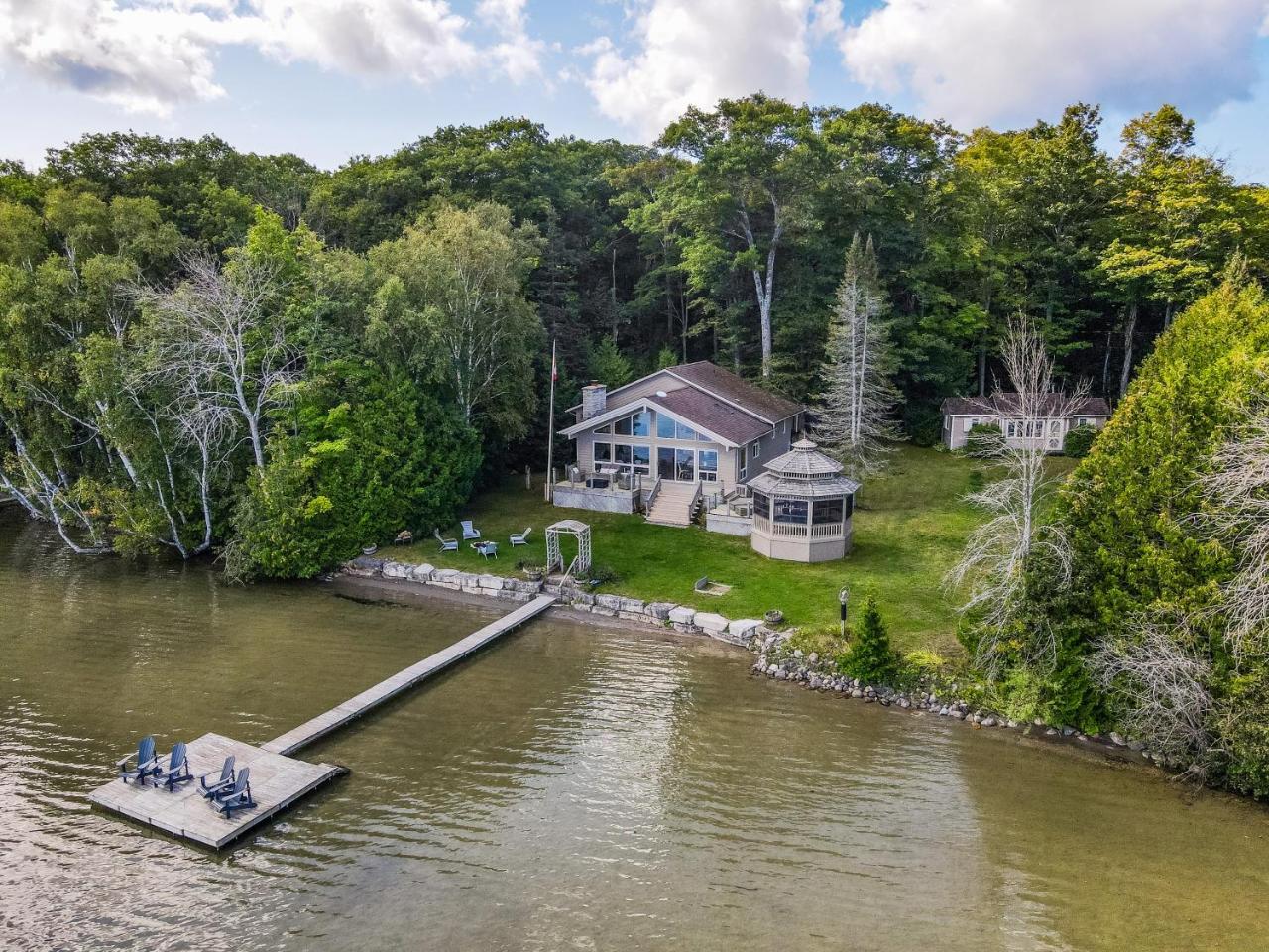 Grotto Escape Unwind at Cameron Lakehouse in Tobermory, Canada