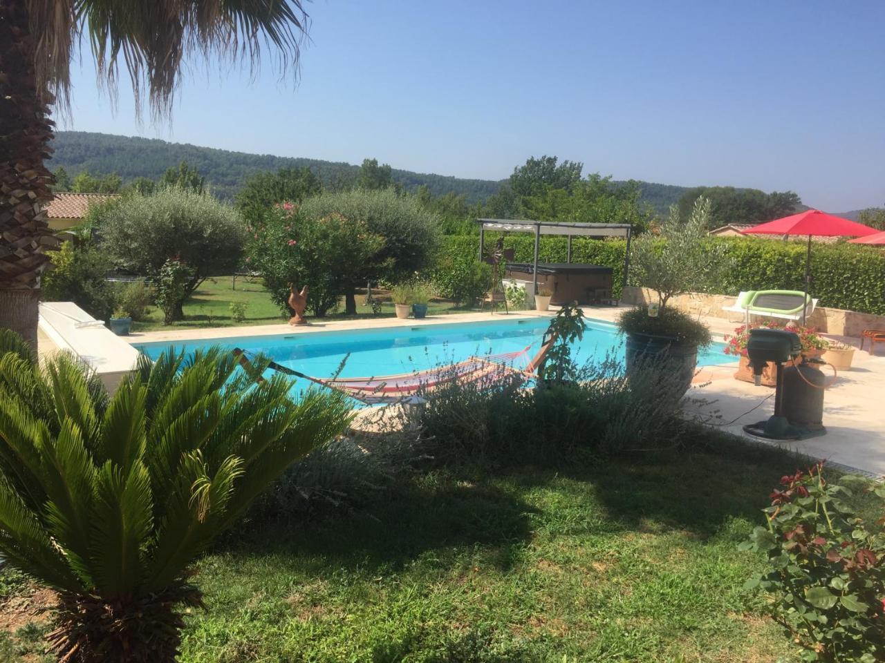 Le Cabanon Des Hirondelles — hotel in Villecroze