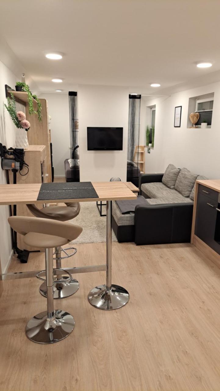 Appartment Ferienwohnung mit Küche Bad WLAN Klimaanlage Modern eingerichtet — 4-Star Luxury Hotel in Roding, Germany