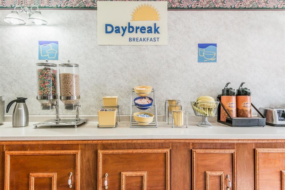 Greenwoods Inn & Suites - photo 15