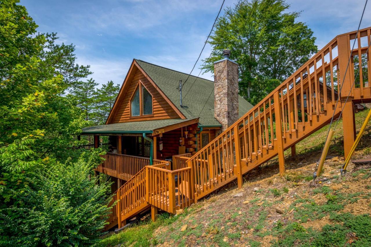 The Dreamers Nest Sevierville Cabin with Hot Tub — 4-Star Luxury Hotel in Sevierville, United States