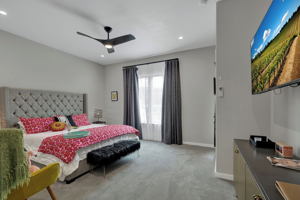 The Bentley Hotel Andy Worhol Room Hill Country View - photo 4