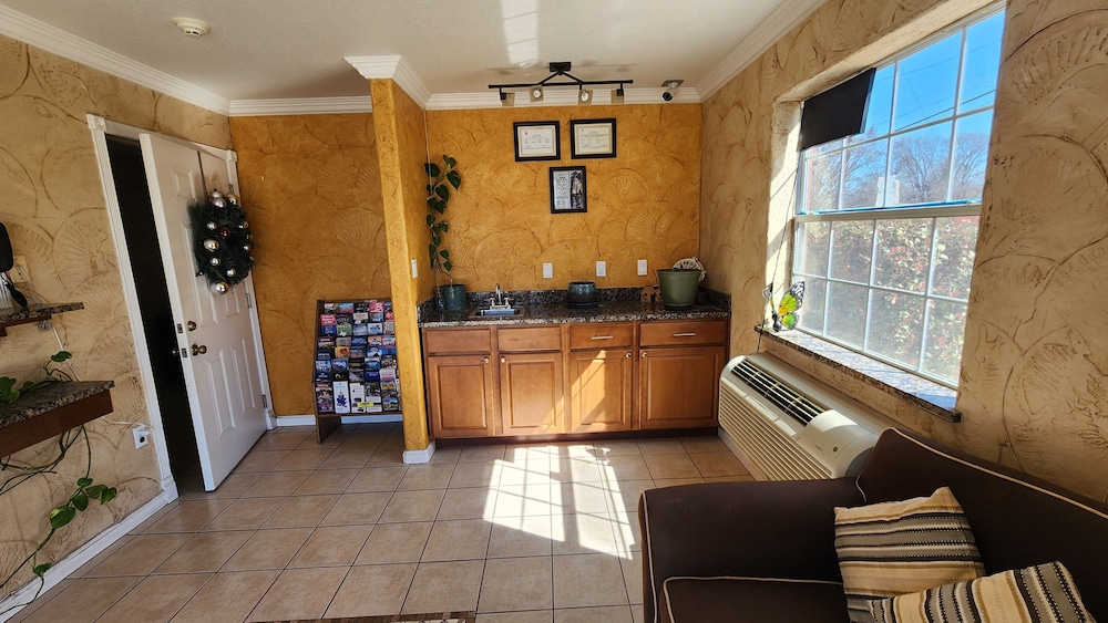 Benbrook Inn & Suites - photo 2
