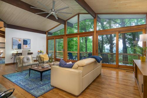 Retro Metro Deck House MCM Gem with Hot Tub & Spectacular Views — 4-Star Luxury Hotel in Fairview, United States