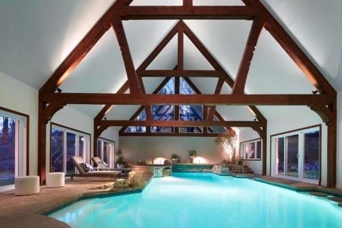 Le Manoir 9 bedrooms Indoor Pool Walk to Resort in Mont-Tremblant, Canada