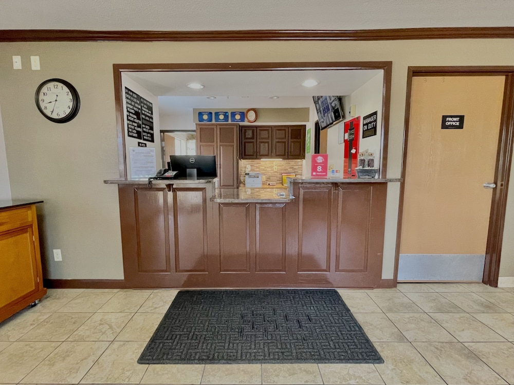 Quincy Inn and Suites - photo 3