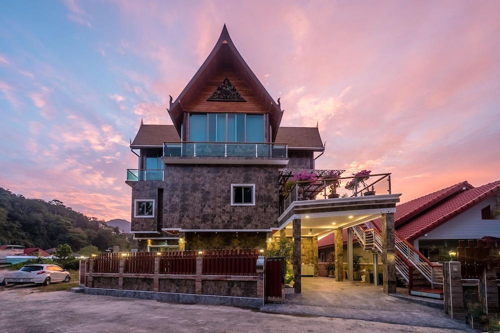 Exclusive Villa Stan with Top Amenities — 4-Star Luxury Hotel in Phuket, Thailand