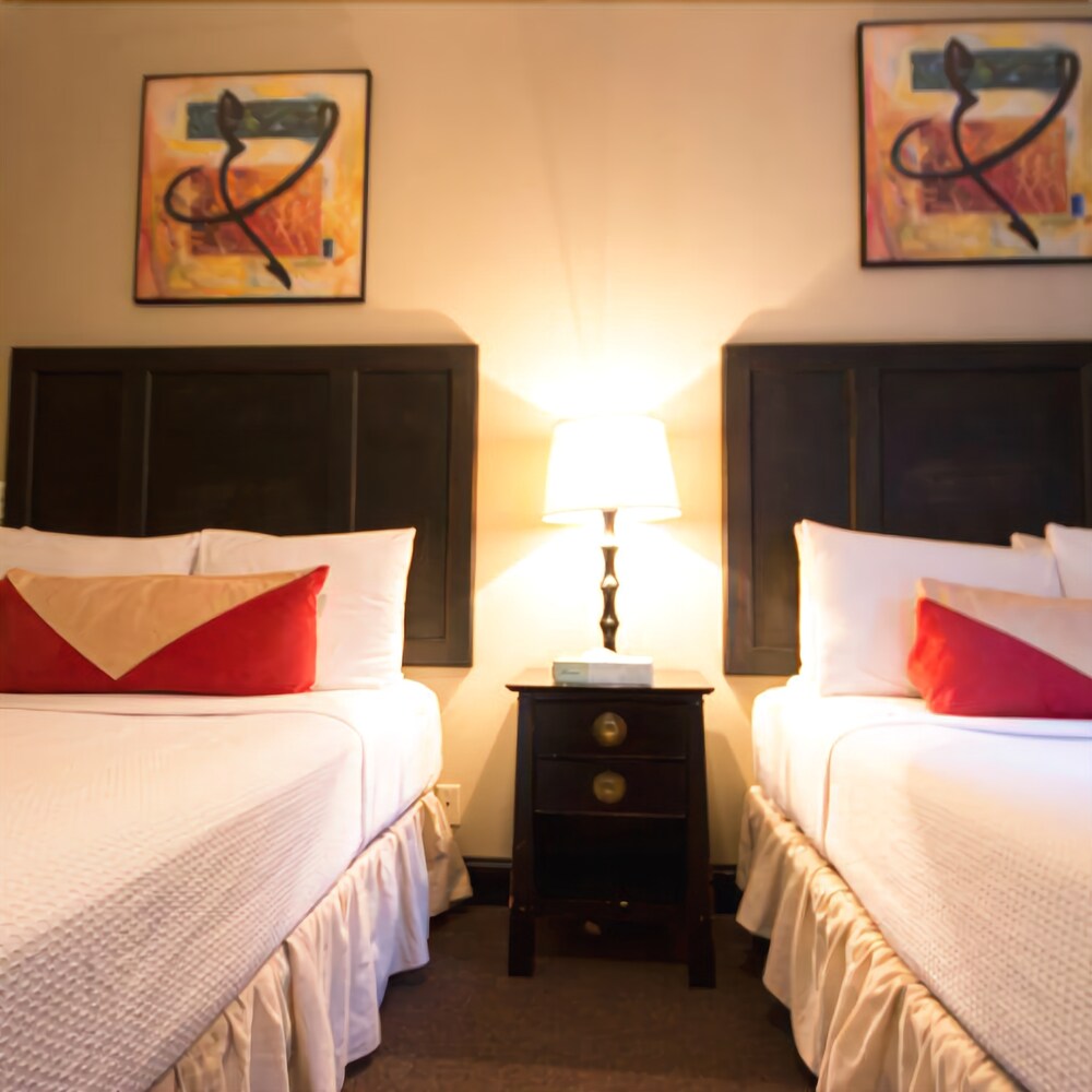 The Broadway Hotel and Hostel - photo 23