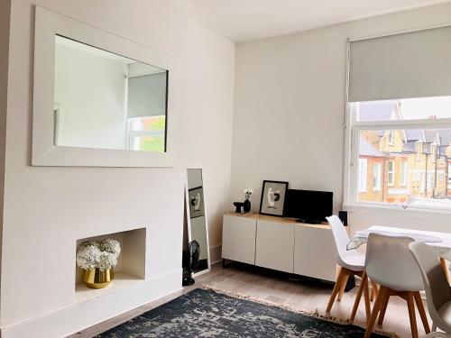 Stylish Chiswick 1Bed Apartment Near Tube & Shops — 4-Star Luxury Hotel in London, United Kingdom