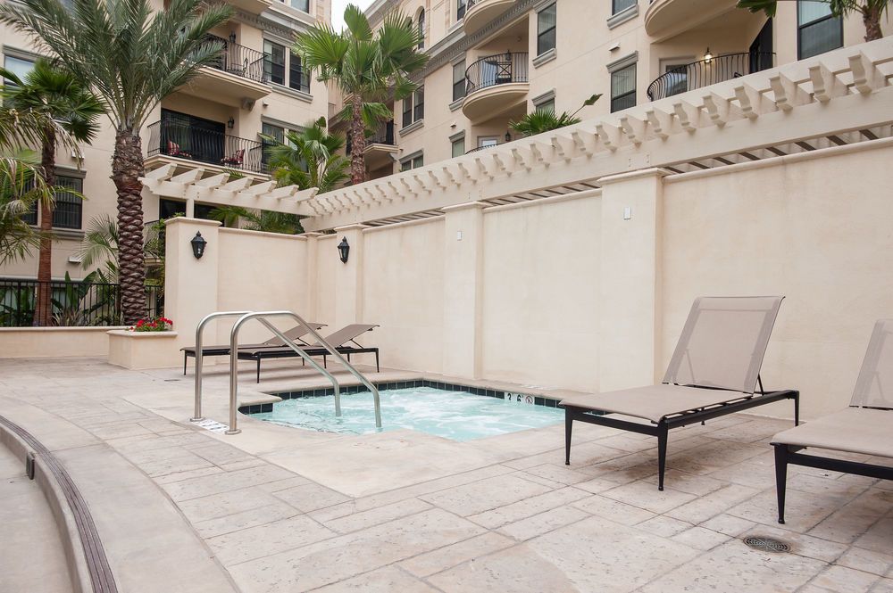 Sunshine Suites at 909 West Temple Street - photo 16